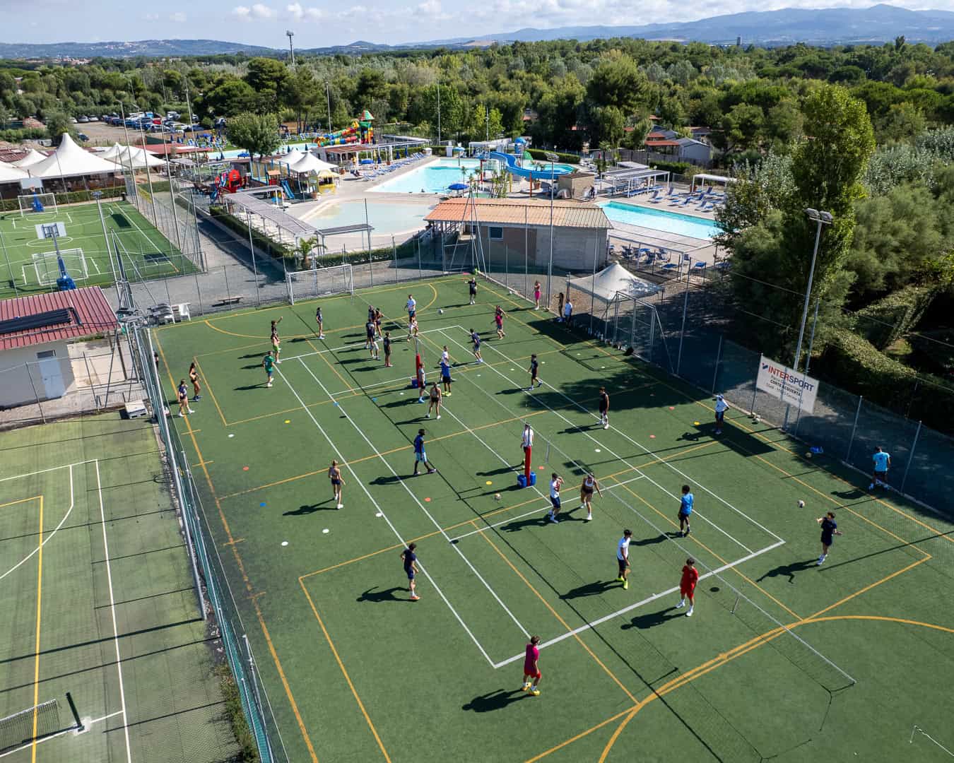 giovani che giocano a sport all'aperto