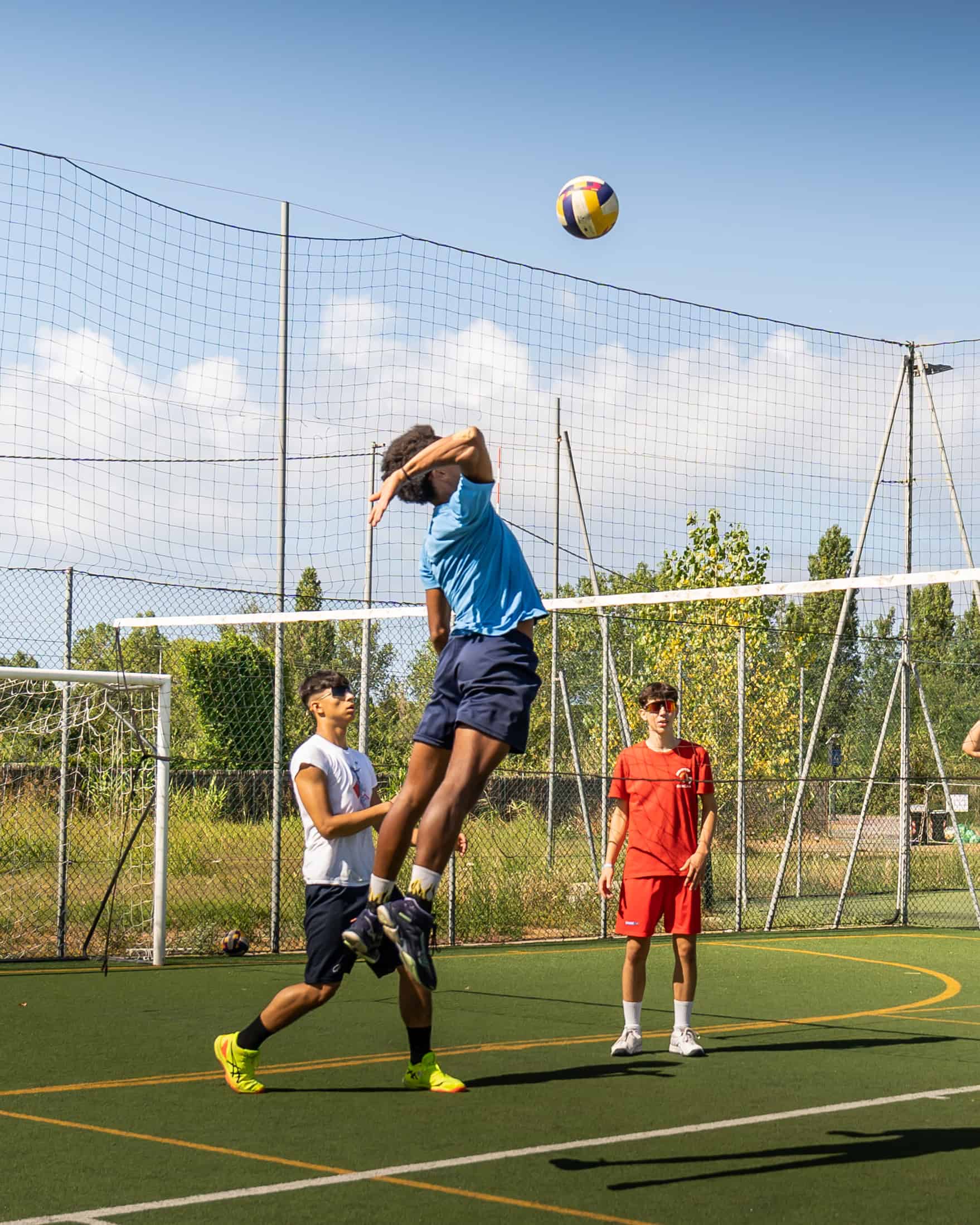giovani che giocano a pallavolo all'aperto
