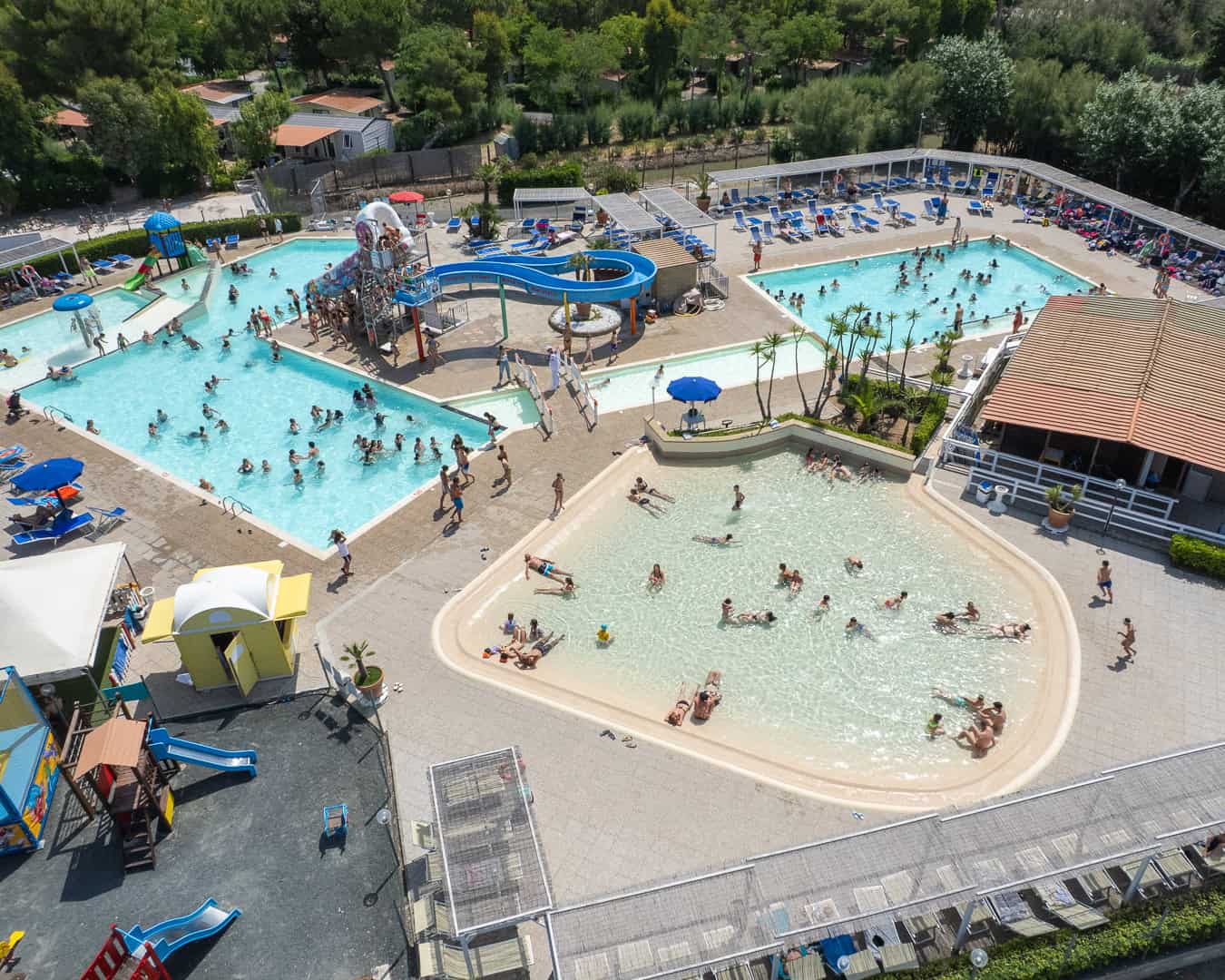 persone che si divertono in piscina
