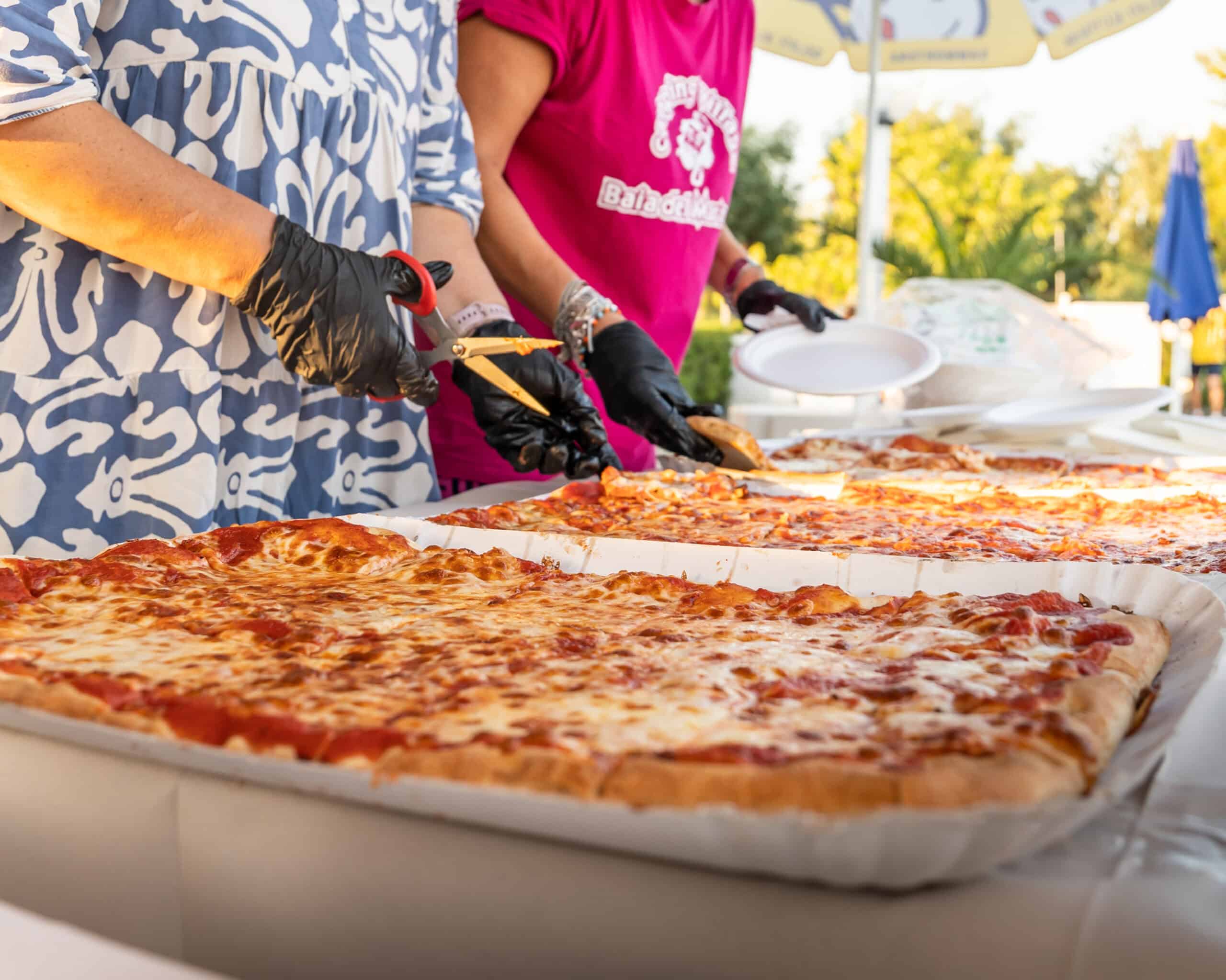 persone che servono cibo all'aperto